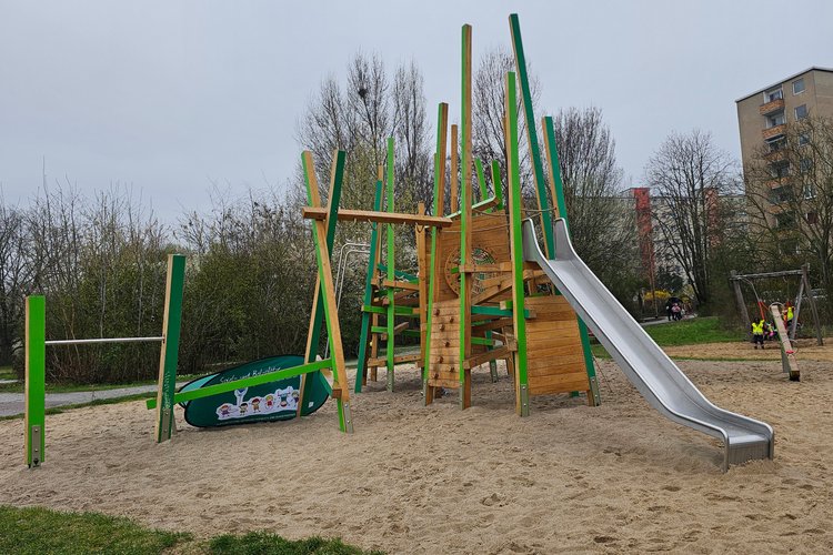 Ein Spielgerät mit Rutsche und Kletterwand