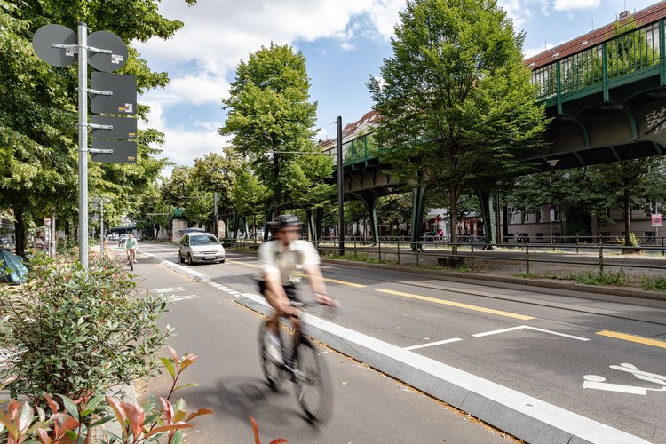 Der neue geschützte Radfahrstreifen auf der Schönhauser Allee.