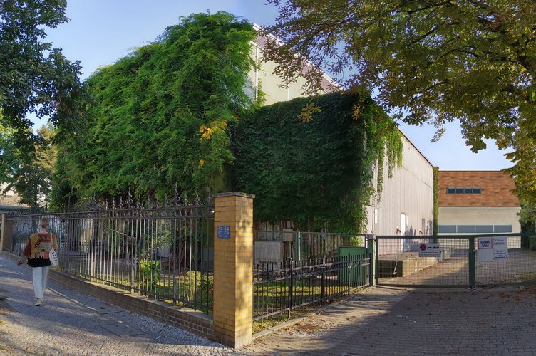 eingezäunter Vorgarten vor dem Umspannwerk