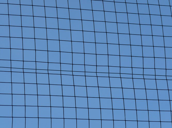 Ballfangnetz vor blauem Himmel