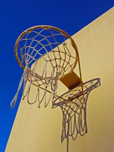Basketballkorb von unten vor blauem Himmel