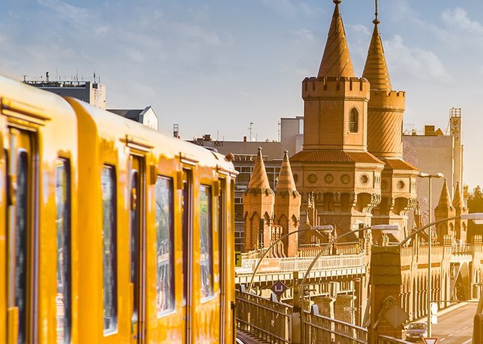 Eine U-Bahn fährt in Richtung Oberbaumbrücke.