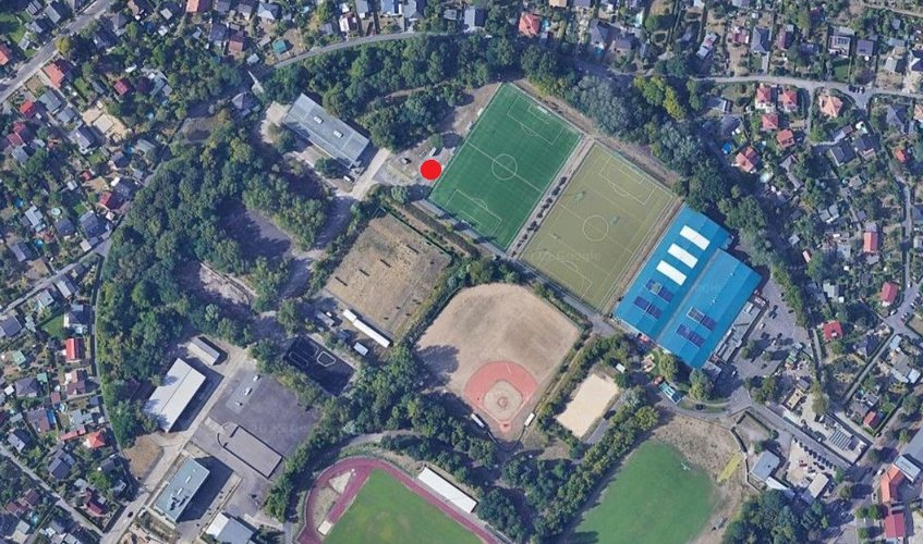 Luftbild auf den Sportkomplex mit Markierung des Ortes der geplanten Freilufthal