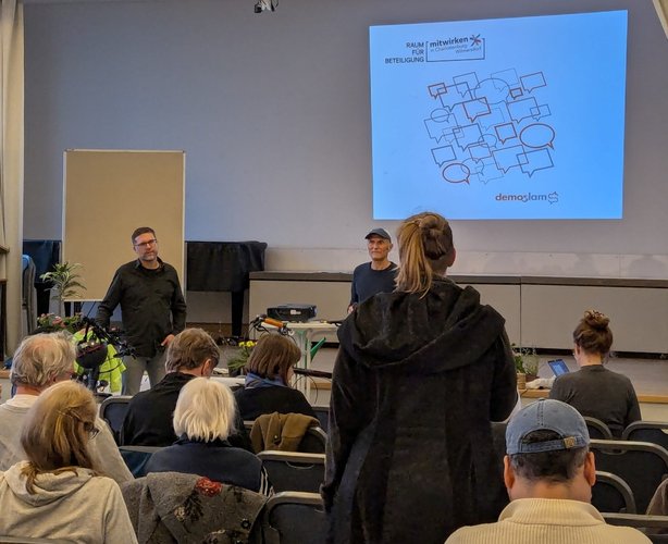 Eine Teilnehmerin im Planum schildert ihre Perspektive auf Transparenz.