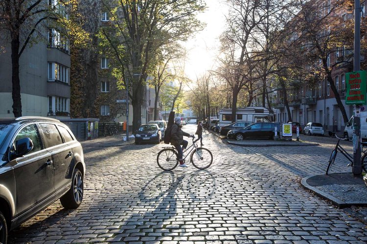 Ein Fahrrad fährt über eine Kreuzung