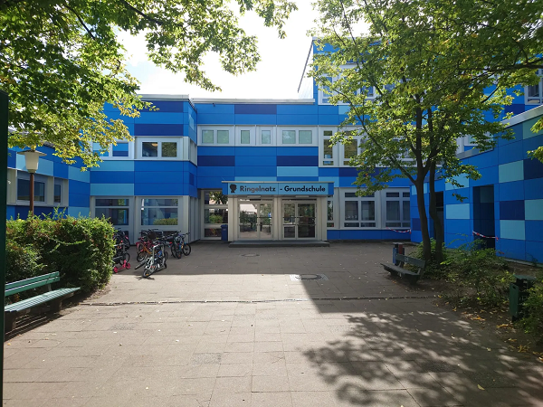Sanierte Schule von außen