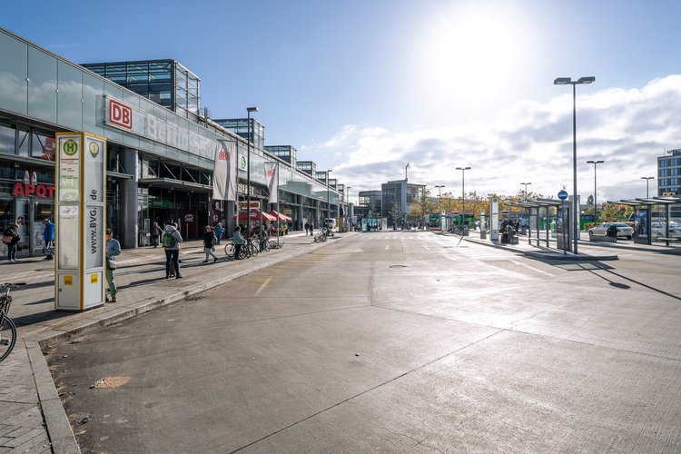 Der Bahnhofsvorplatz Hildegard-Knef-Platz am Bahnhof Südkreuz mit Busbahnhof