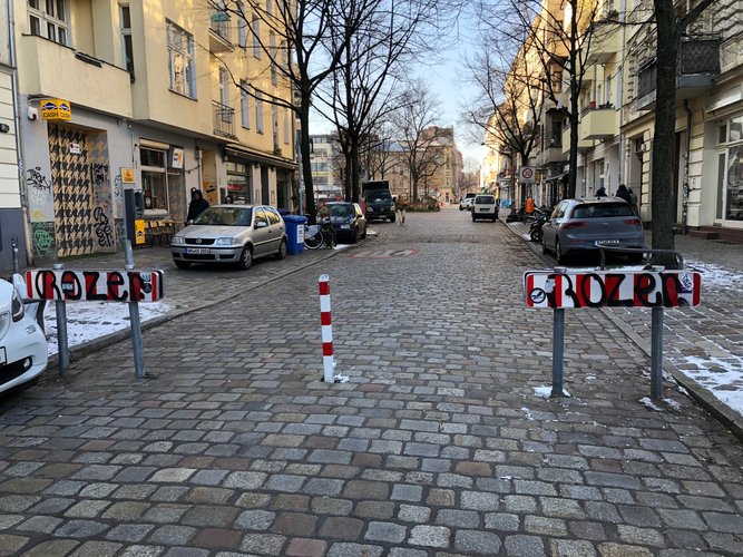 Straße mit Durchgangssperre