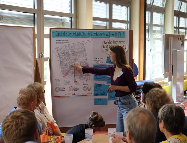 Eine Arbeitsgruppe diskutiert beim INSEL-Rat über Mobilitäts-Problembereiche.