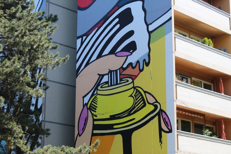 Ein großflächiges Mural auf der Seitenwand eines Hochhauses in Tegel-Süd.