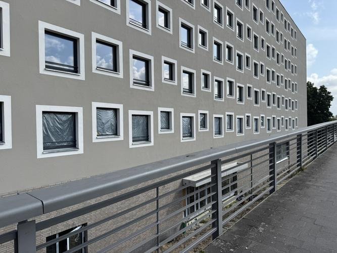 Ein Haus kurz vor der Fertigstellung mit der zukünftigen Bibliothek Hakenfelde