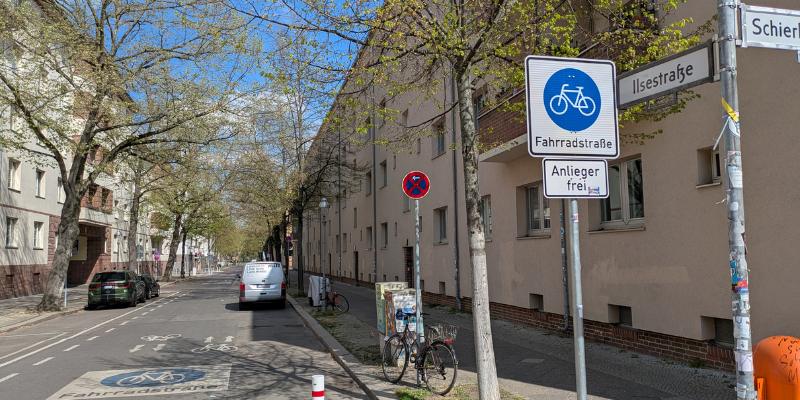 Straße mit Fahrradstraßenschild im Vordergrund