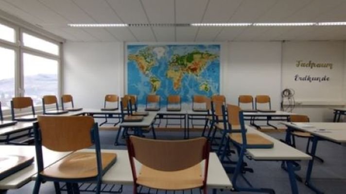 Klassenraum mit Weltkarte an der Tafel
