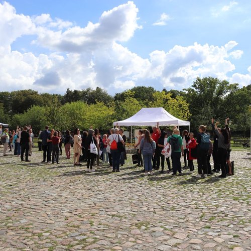 Menschengruppe auf dem Gutshof