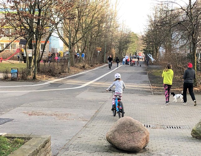 Blick auf die Mühlenpromenade mit Radfahrer und Fußgänger