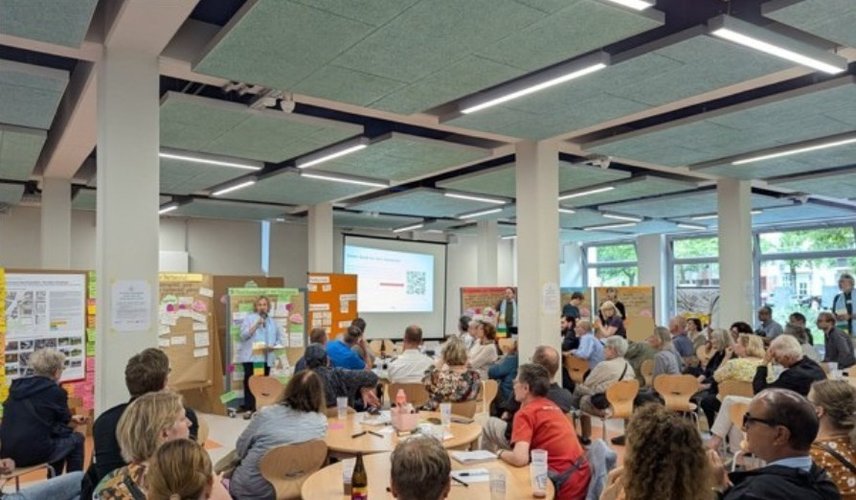 Der RfB stellt die Ergebnisse der Werkstatt-Phase bei der INSEL-Konferenz vor.