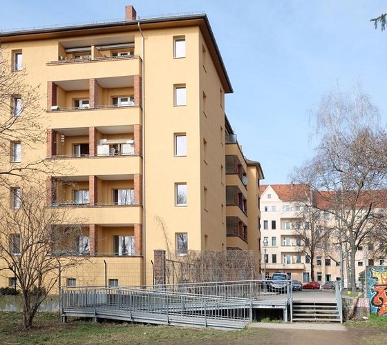 Haus und davor eine Rollstuhlrampe