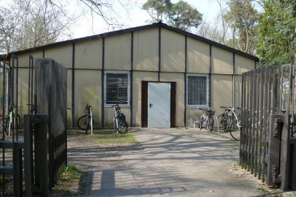 Eingang zur Sportbaracke