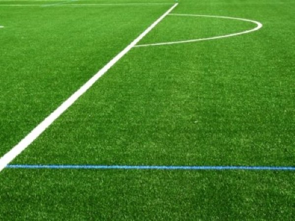 Spielfeldlinien auf einem Kunstrasenfeld