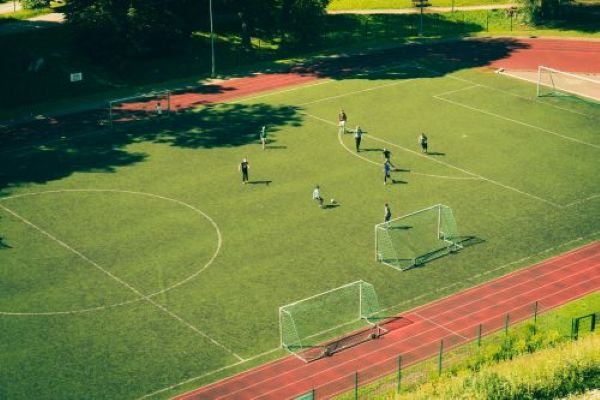 Sportplatz von oben - es wird Fußball gespielt