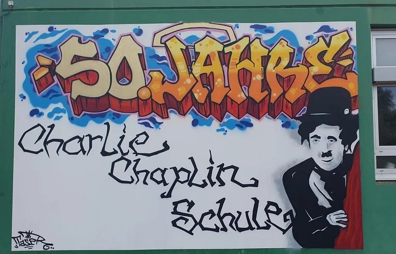 Graffiti mit Charlie Chaplin & dem Schriftzug "50 Jahre Charlie-Chaplin-Schule"