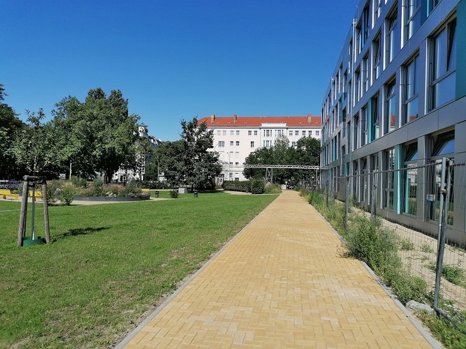 Der fertige Weg zwischen Lenné-Meyer-Garten und der temporären Schule