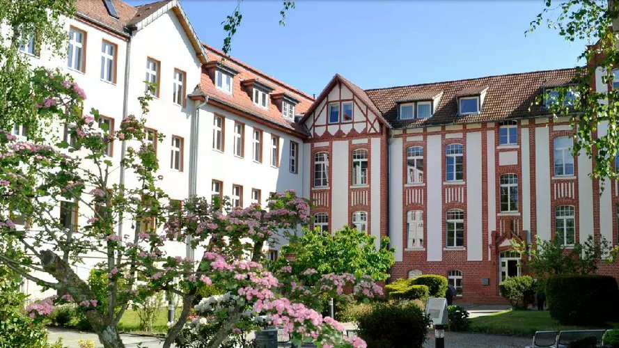 Schulansicht mit grünem Innenhof