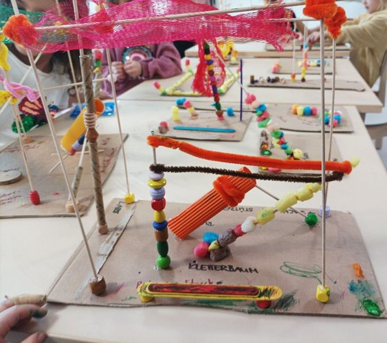 Kinder basteln Modelle des Spielplatzes