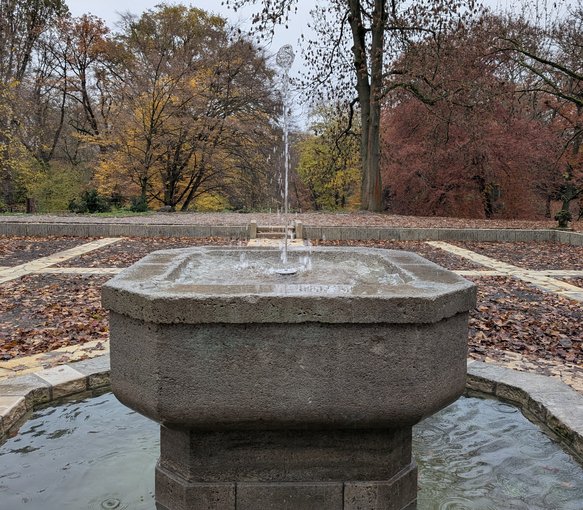 Sanierter Brunnen im Rosengarten Franckepark
