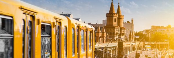 Eine U-Bahn fährt in Richtung Oberbaumbrücke.