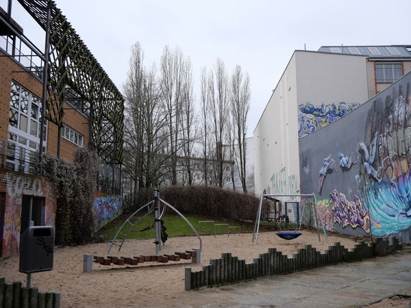 Der Spielplatz Dresdener Str. 127 mit Spielgeräten.