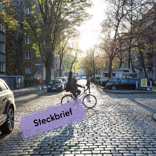 Ein Fahrrad fährt über eine Kreuzung