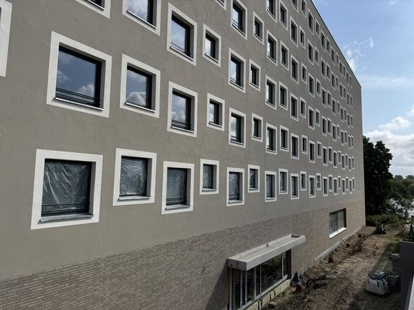 Ein Haus kurz vor der Fertigstellung mit der zukünftigen Bibliothek Hakenfelde