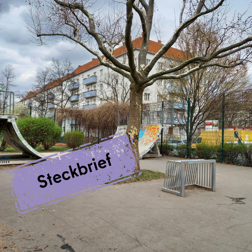 Kleines Fussballtor und Skaterampe auf Betonboden