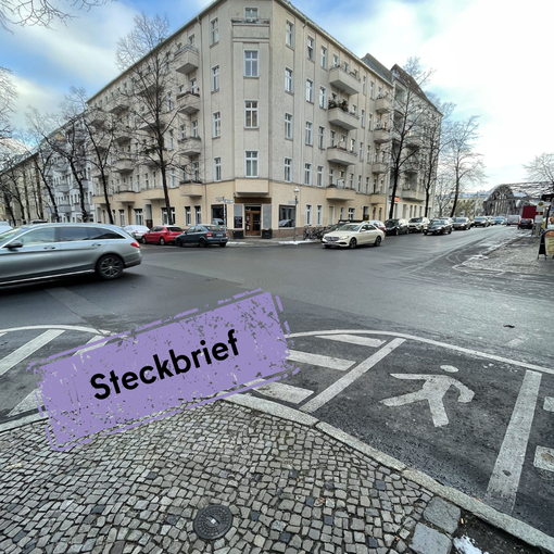 Kreuzung mit fahrenden Autos im Körnerkiez