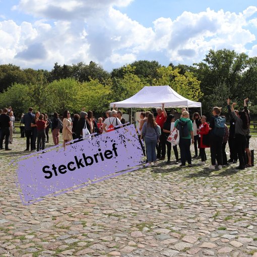 Gruppe von Menschen im Britzer Gutshof