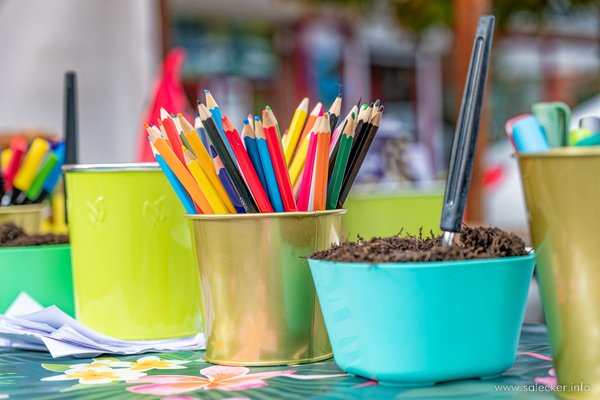 Bunte Dosen mit Stiften auf einem Tisch