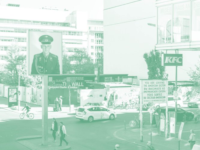 Mehr Informationen über 1. Welche Bedeutungen hat der Checkpoint Charlie für die Stadt?
