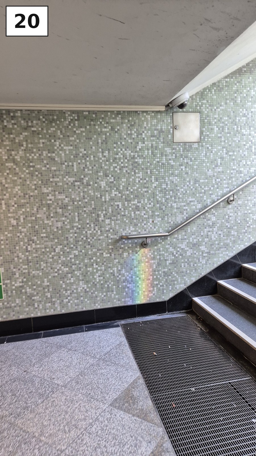 Terrazzo-Treppe in einem hellen Treppenhaus