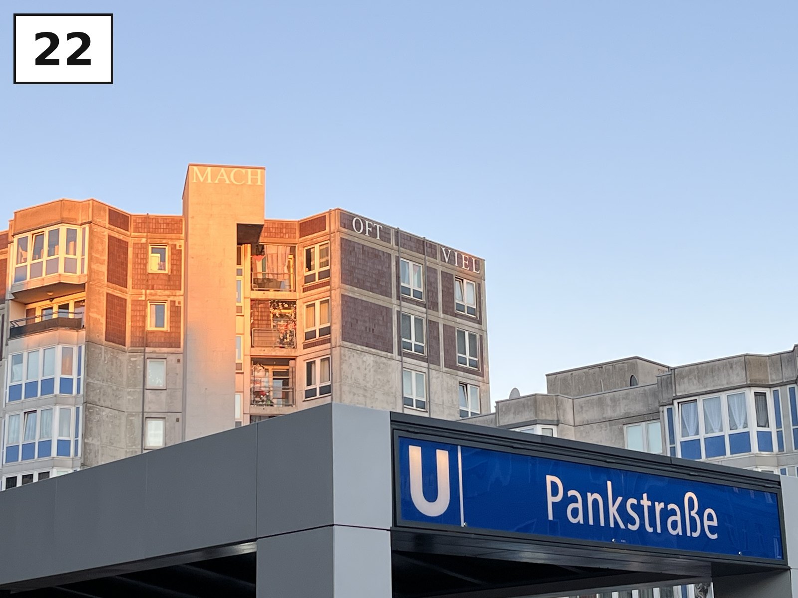 Eingang zum U-Bahnhof Pankstraße vor einem Backsteinhaus im Abendlicht
