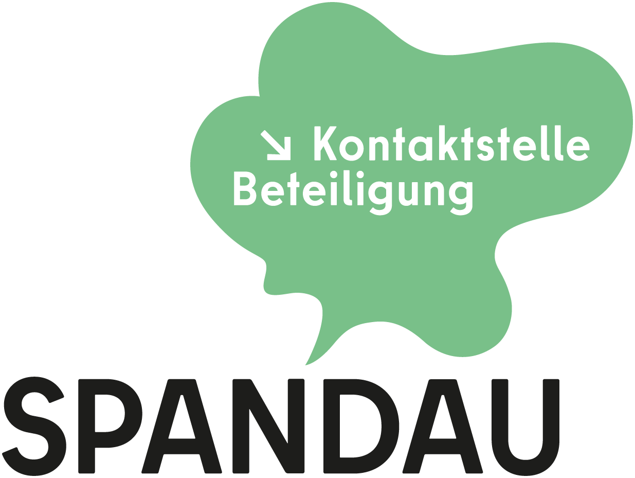 Grünes Sprechblasen-Symbol mit weißem Pfeil und Text '↘ Kontaktstelle Beteiligung' über dem schwarzen Schriftzug 'SPANDAU'
