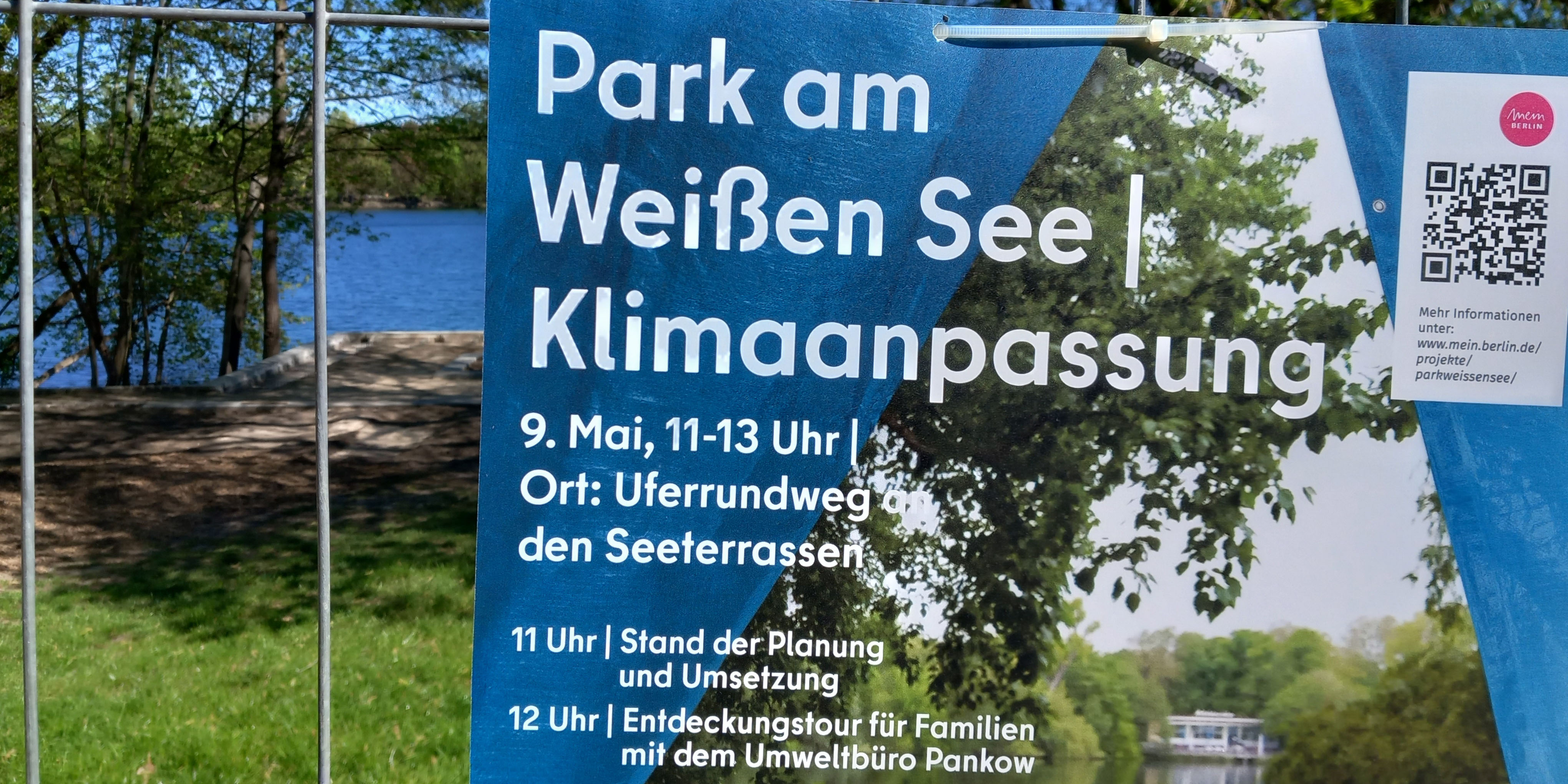 Plakat im Park