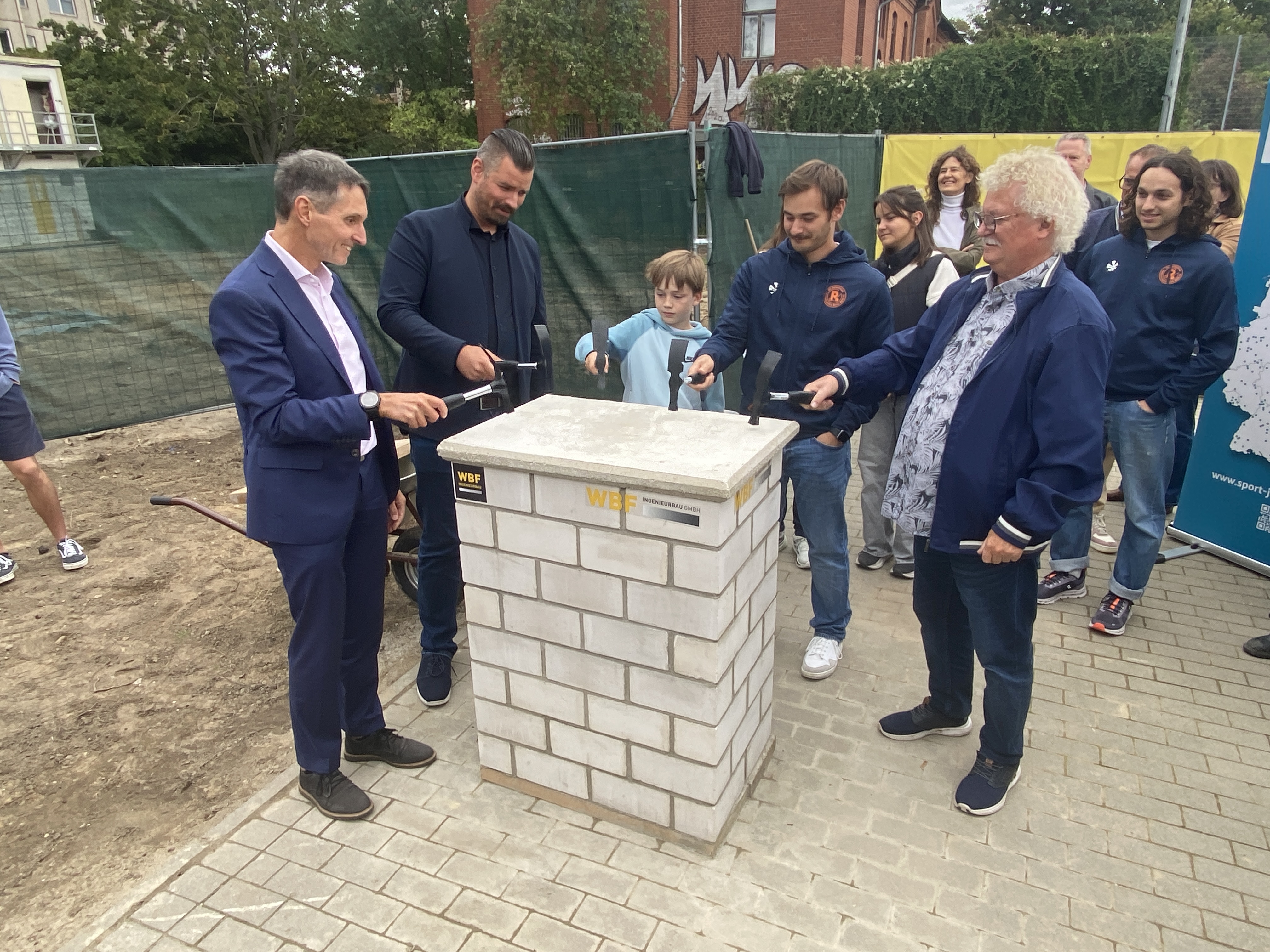 Offizielle Grundsteinlegung mit den Bezirksstadträten Cornelius Bechtler sowie Jörn Pasternack