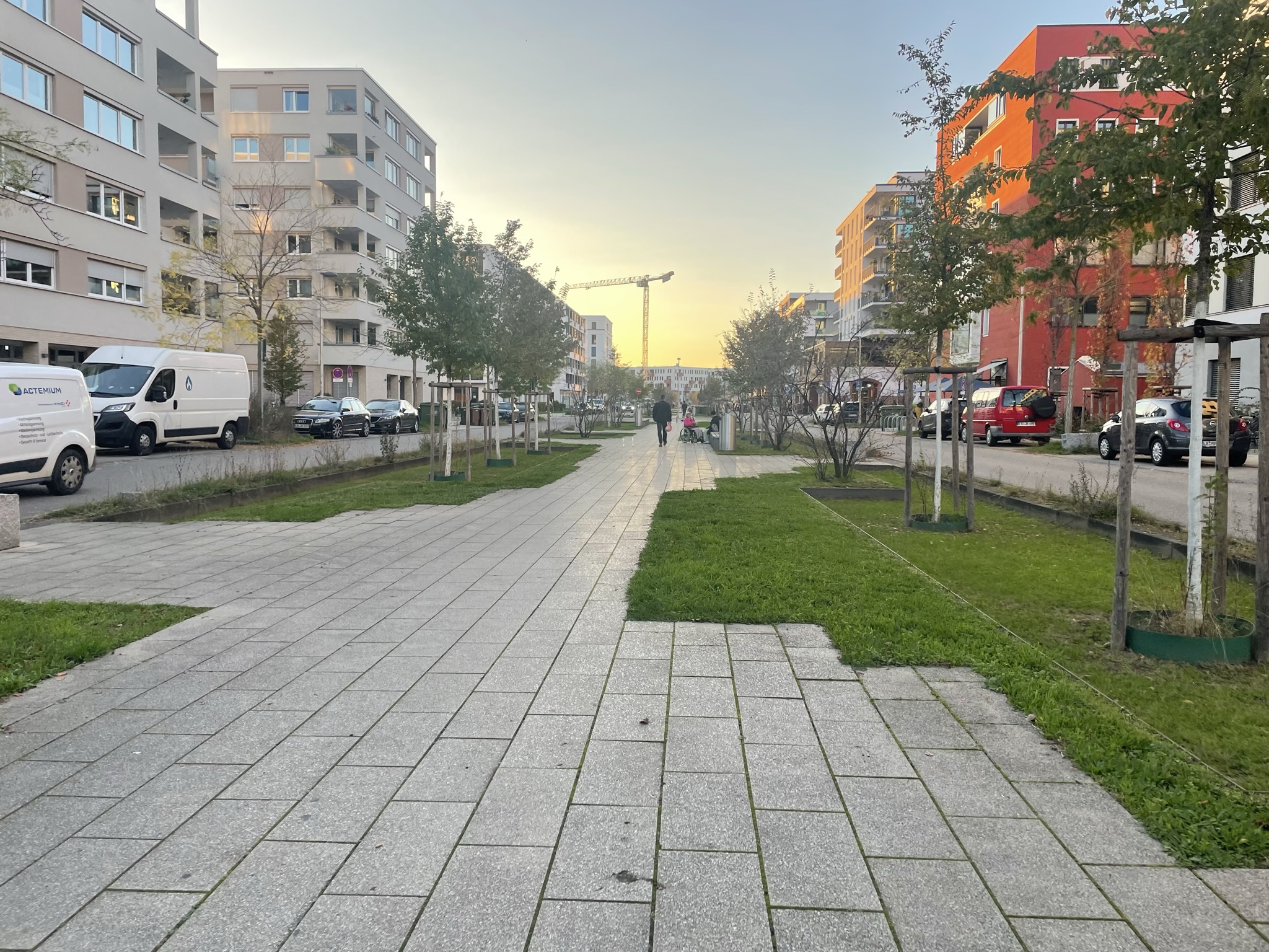 Entsiegelte und begrünte Flächen entlang umgestalteter Gehwege. ©Ceren Tosun-Arnet