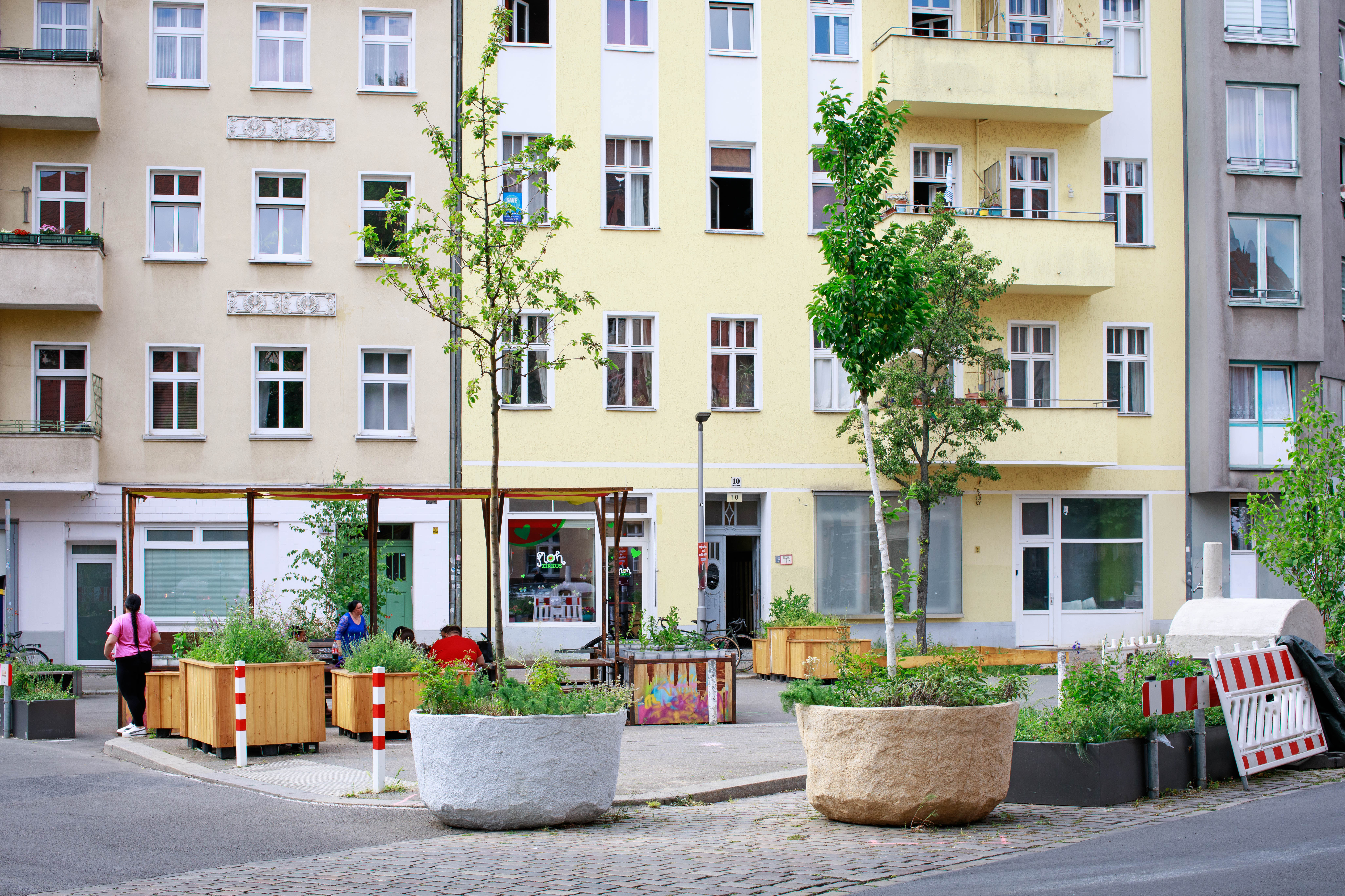Hochbeete und Baumkübeln auf dem neuen Quartiersplatz  ©gruppe F 